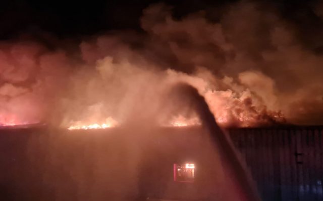 Incendiu la o fabrică de mezeluri din Mizil; doi pompieri au suferit arsuri
