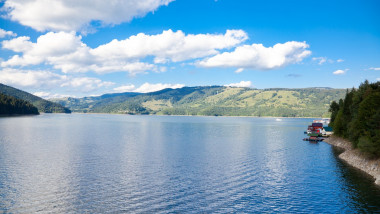 Scheletul unui bărbat a fost găsit pe malul lacului Izvorul Muntelui