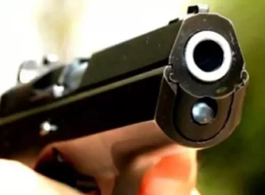Jaf armat cu pistol de jucărie