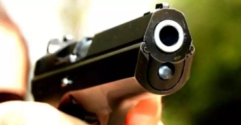 Jaf armat cu pistol de jucărie