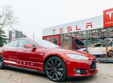 Tesla nu mai oferă încărcătoare mobile la cumpărarea unei maşini noi
