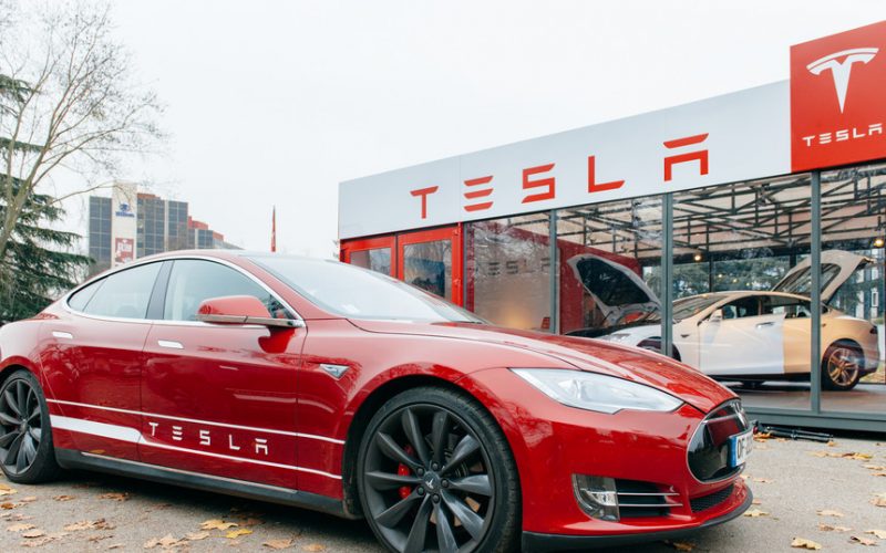 Tesla recheamă peste 817.000 de vehicule în Statele Unite din cauza unei posibile defecţiuni la alerta sonoră privind centura de siguranţă