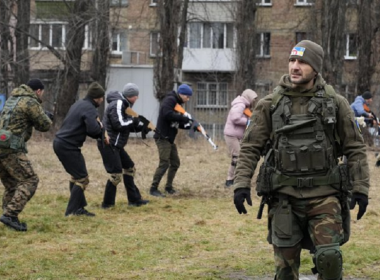 Ucraina a declarat stare de urgenţă începând de joi şi şi-a sfătuit cetăţenii să părăsească Rusia
