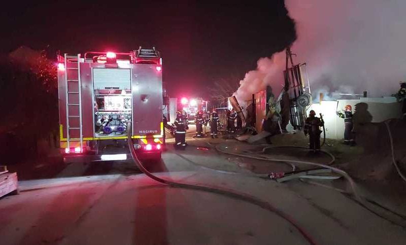 Incendiu la spaţii de depozitare din Prelungirea Ghencea, pe o suprafaţă de 400 metri pătraţi