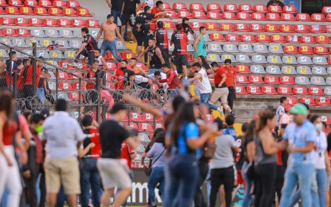 Campionatul de fotbal din Mexic a fost suspendat! 22 de răniţi, la un meci de fotbal!