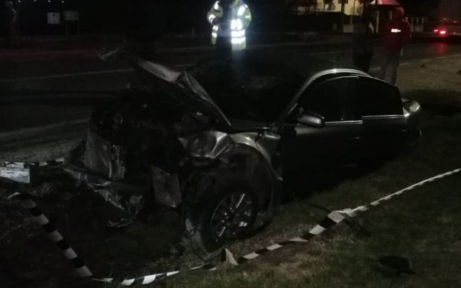 Un şofer din Argeş a bifat, pe rând, două capete de pod, după ce a turat la maximum motorul şi a ratat o curbă