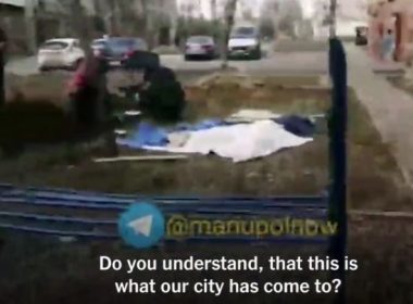 Imagini dramatice în Mariupol: oamenii îşi îngroapă vecinii ucişi de ruşi în faţa blocurilor