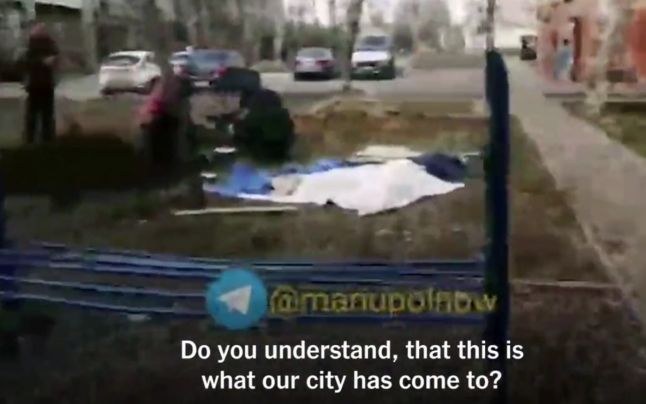 Imagini dramatice în Mariupol: oamenii îşi îngroapă vecinii ucişi de ruşi în faţa blocurilor
