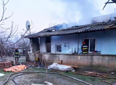 O femeie din Olt a murit în incendiul care i-a cuprins casa. Pompierii au fost chemaţi la 4,00 dimineaţa