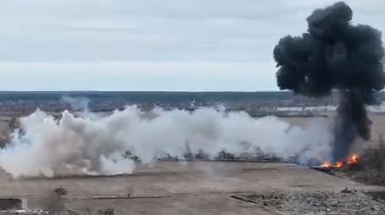 Momentul în care un elicopter rusesc este doborât de o rachetă. Imagini publicate de Ministerul ucrainean al Apărării