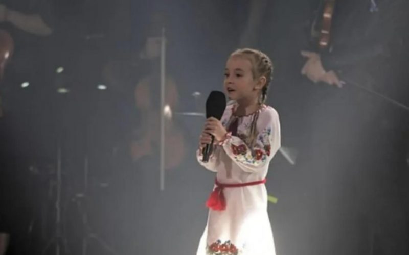 Imnul Ucrainei, cântat cu emoţie de un copil