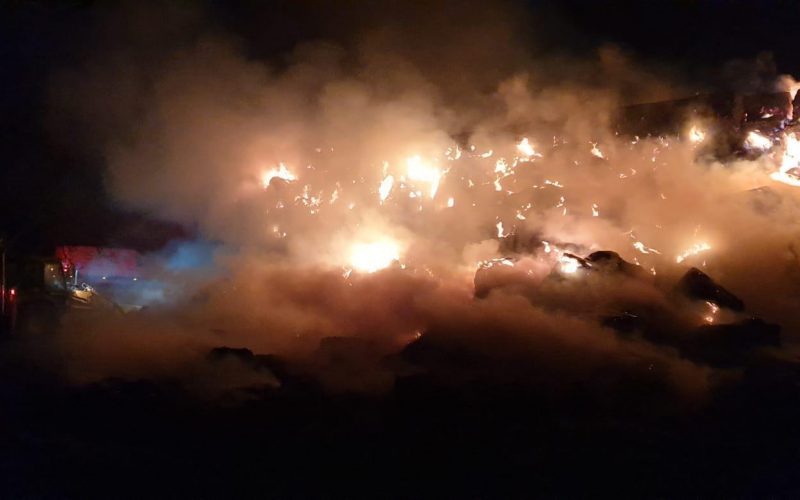 Incendiu la un depozit cu mii de baloţi de paie; traficul e îngreunat pe DN7