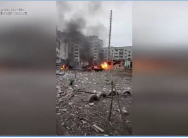 Noi imagini cu blocuri distruse în bombardamentul din Borodyanka. Autorităţile spun că e posibil ca în ele să fi fost încă oameni￼
