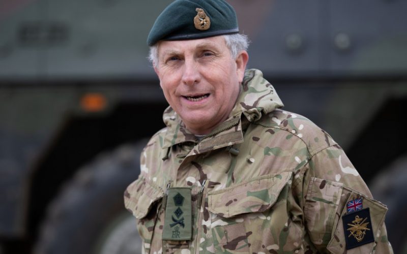 Şeful armatei britanice avertizează populaţia să nu se alăture luptei din Ucraina