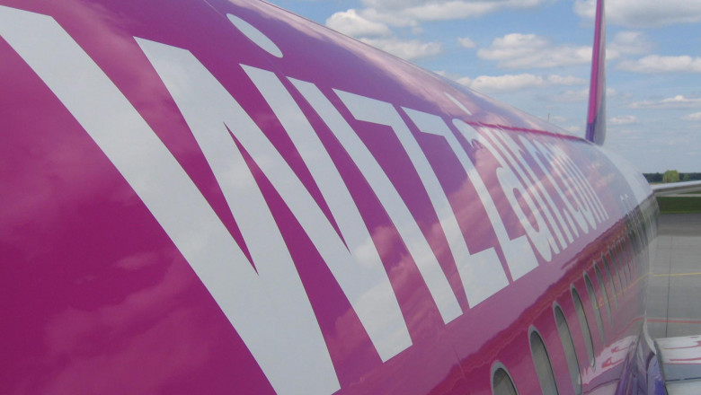 Alertă cu bombă la bordul unei aeronave Wizz Air. Aparatul de zbor a fost escortat până în Ungaria de avioane de vânătoare româneşti￼