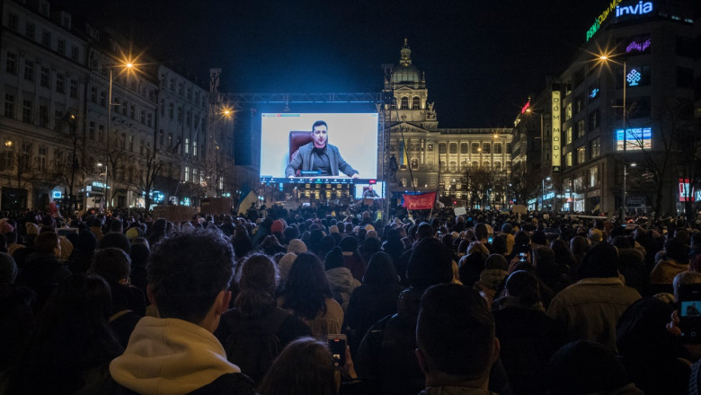 Manifestaţie uriaşă de susţinere a poporului ucrainean, la Praga. Preşedintele Zelenski a fost aclamat de zeci de mii de oameni￼
