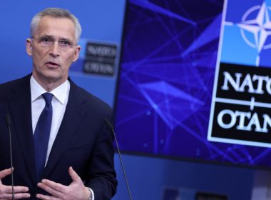 Stoltenberg: NATO oferă ajutor Ucrainei, dar nu va trimite trupe de pace, pentru a evita un război cu Rusia￼