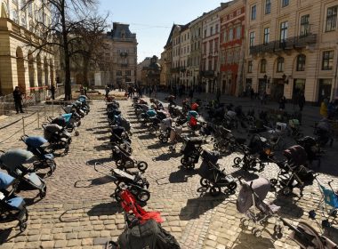 Imagini emoţionante la Liov: 100 de cărucioare goale aşezate în centrul oraşului în memoria copiilor ucişi în Ucraina