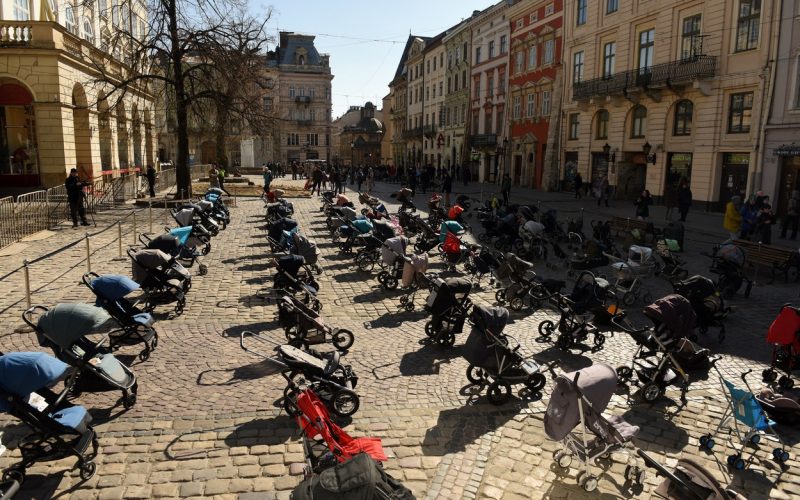 Imagini emoţionante la Liov: 100 de cărucioare goale aşezate în centrul oraşului în memoria copiilor ucişi în Ucraina