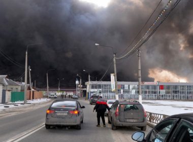 Nori denşi de fum negru după bombardamente intense la Harkov. Ar fi fost vizate depozite de combustibil sau alte substanţe chimice