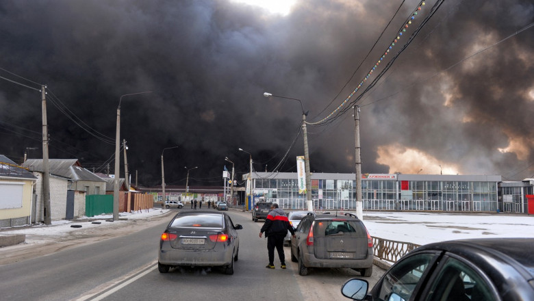 Nori denşi de fum negru după bombardamente intense la Harkov. Ar fi fost vizate depozite de combustibil sau alte substanţe chimice