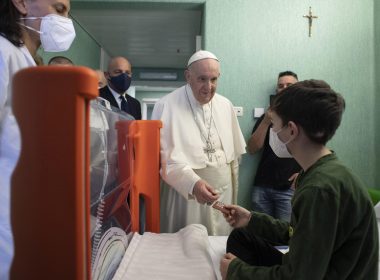 Papa Francisc a vizitat 19 copii refugiaţi ucraineni la un spital din Roma / Aceştia primesc tratament oncologic şi neurologic, dar şi pentru rănile suferite în timpul exploziilor
