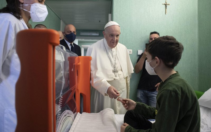 Papa Francisc a vizitat 19 copii refugiaţi ucraineni la un spital din Roma / Aceştia primesc tratament oncologic şi neurologic, dar şi pentru rănile suferite în timpul exploziilor