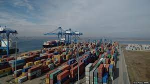 Mărfuri contrafăcute în valoare de peste 400.000 de lei, descoperite în două containere în Portul Constanţa