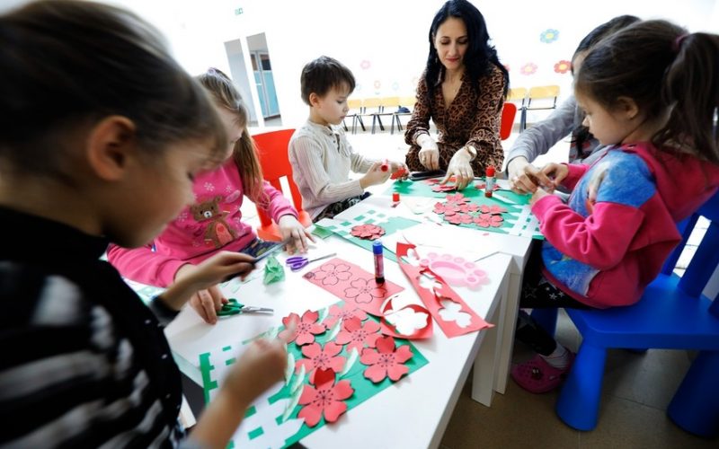 Grădiniţă pentru copiii refugiaţi din Ucraina, amenajată de câteva educatoare în subsolul unei pensiuni 