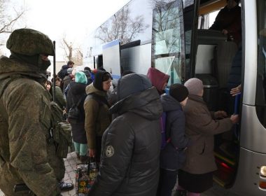 Rusia spune că a evacuat 59.000 de oameni din Mariupol, în timp ce Ucraina spune că oamenii sunt deportaţi pur şi simplu