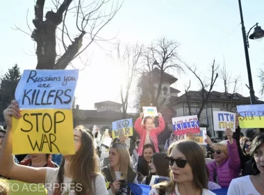 Protest în faţa ambasadei Rusiei la Bucureşti; participă şi refugiaţi ucraineni