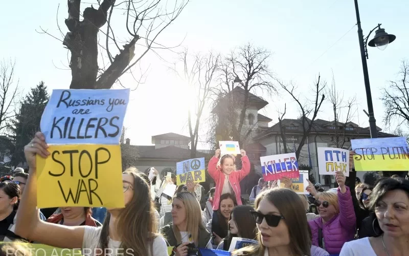 Protest în faţa ambasadei Rusiei la Bucureşti; participă şi refugiaţi ucraineni