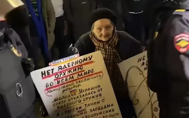 Pensionară care a supravieţuit asediului Leningradului, ridicată de poliţia rusă pentru că protesta contra războiului din Ucraina