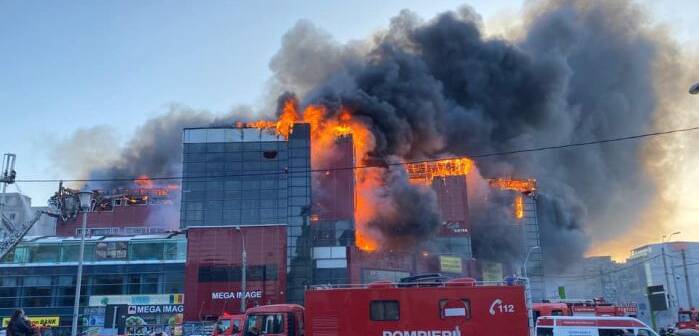 Incendiu puternic la un centru comercial din Capitală