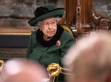 Regina Elisabeta, prima apariţie după 5 luni
