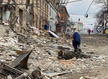 Zelenski acuză Rusia că blochează accesul umanitar la Mariupol pentru a ascunde „miile” de victime: „Sunt nazişti”