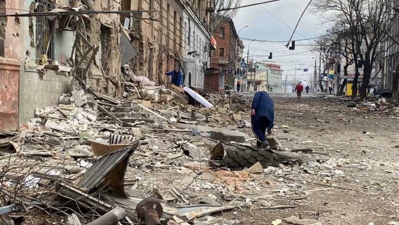 Catastrofă umanitară în Mariupol. Cadavrele zac pe străzi, oamenii sunt flămânzi şi topesc zăpada pentru că nu au apă potabilă