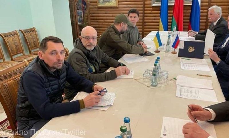 A treia rundă de negocieri între ucraineni şi ruşi ar putea avea loc în acest weekend. Ambasadorul Rusiei la ONU consideră o idee bună ca săptămâna viitoare să aibă loc discuţii între cele două părţi în Turcia