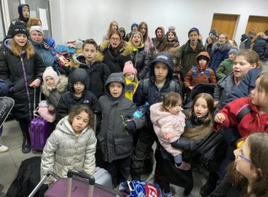 Un grup de orfani evrei salvaţi din Jitomir, întâmpinaţi la frontiera cu România de autorităţi israeliene