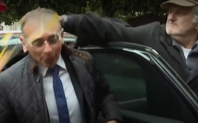 Un bărbat i-a spart un ou în cap lui Eric Zemmour, candidatul de extremă dreapta la preşedinţia Franţei