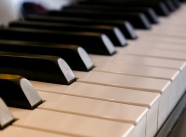 Cântă la pian pentru refugiaţii din Ucraina