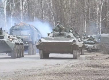 O mare coloană militară rusă, parţial dispersată la nord de Kiev, potrivit serviciilor secrete britanice