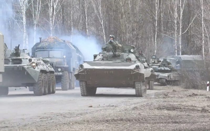 O mare coloană militară rusă, parţial dispersată la nord de Kiev, potrivit serviciilor secrete britanice
