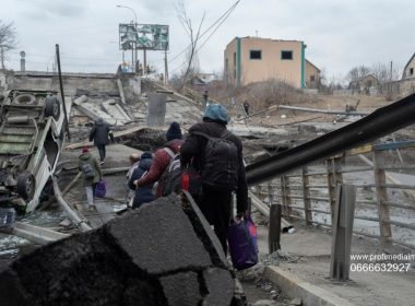 Trei civili, dintre care doi copii, au murit în bombardamentele ruşilor, în apropierea Kievului, în timp ce încercau să fugă