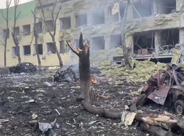 Un spital de copii din Mariupol a fost distrus de bombe ruseşti, susţine consiliul local. Zelenski: Există copii sub dărâmături