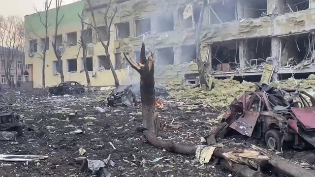 Un spital de copii din Mariupol a fost distrus de bombe ruseşti, susţine consiliul local. Zelenski: Există copii sub dărâmături