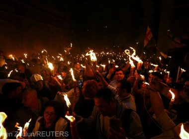 La Ierusalim, mii de creştini ortodocşi celebrează ''lumina sfântă''