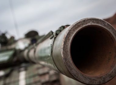 România schimbă legislaţia ca să poată dona echipamente militare Ucrainei