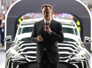 Elon Musk strânge bani pentru a prelua Twitter. Afaceristul a vândut acţiuni Tesla în valoare de 8,4 miliarde de dolari