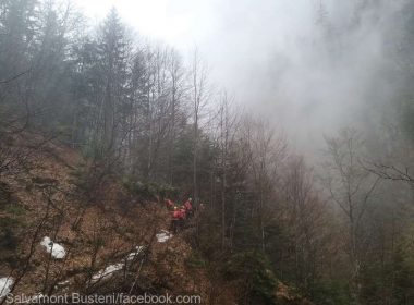 Acţiune de salvare a unui tânăr de 18 ani care a căzut peste 100 de metri pe Valea Caraimanului